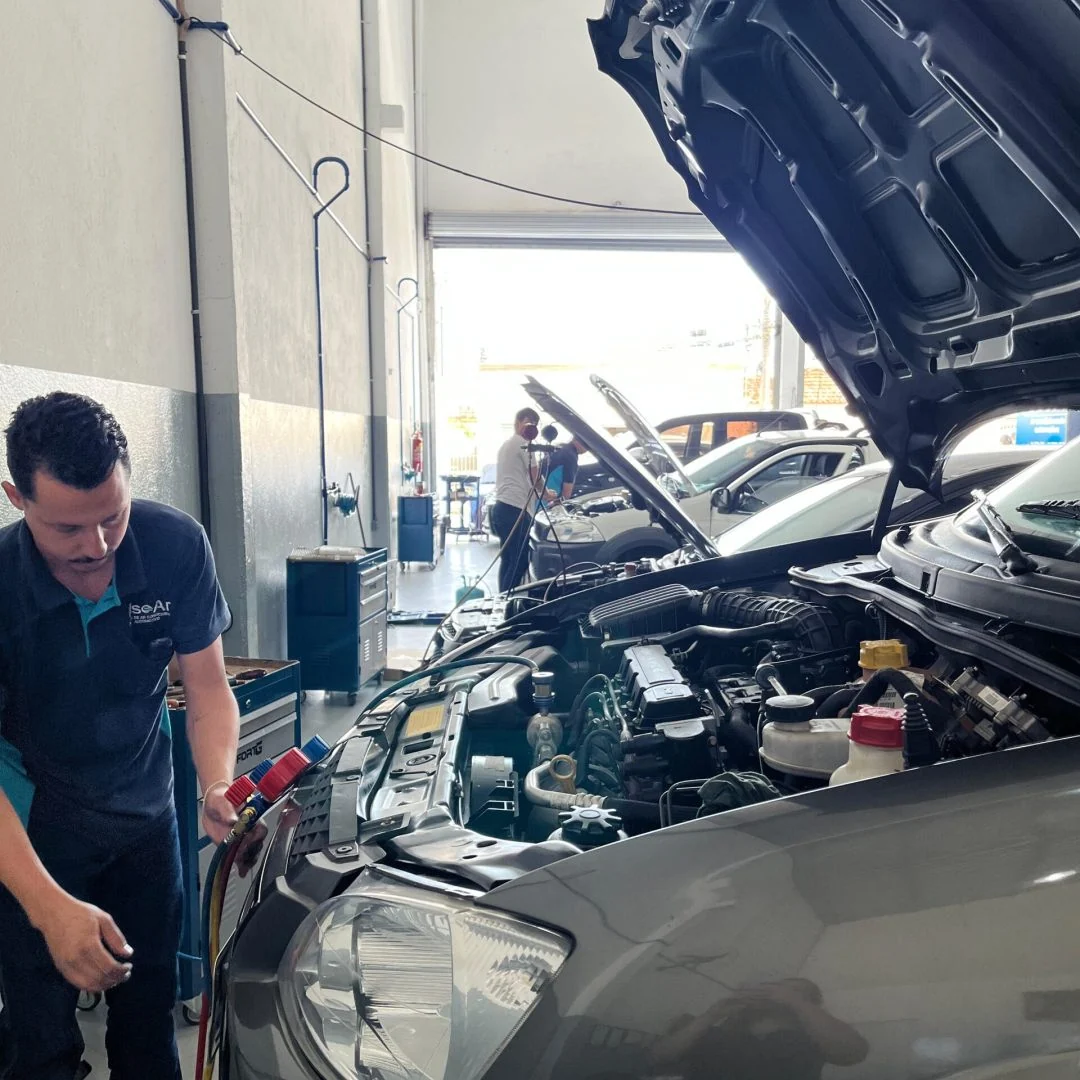 Técnico da UseAr trabalhando em veículo
