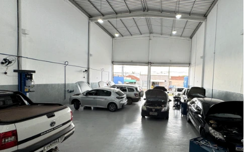 Estrutura interna da oficina UseAr com diversos veículos